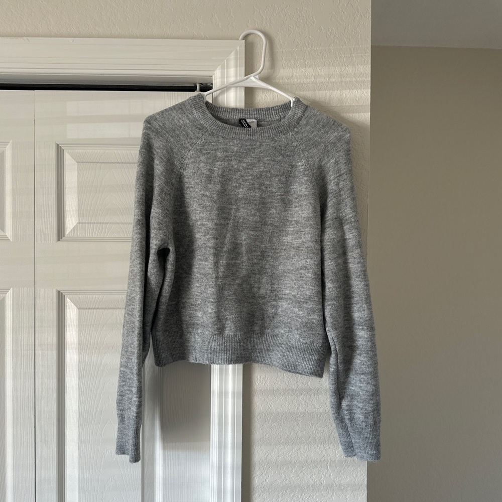 H&M || Gray lightweight sweater